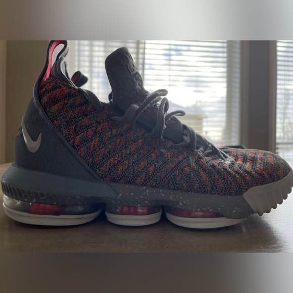 Lebron 16 - Picture 5 of 7